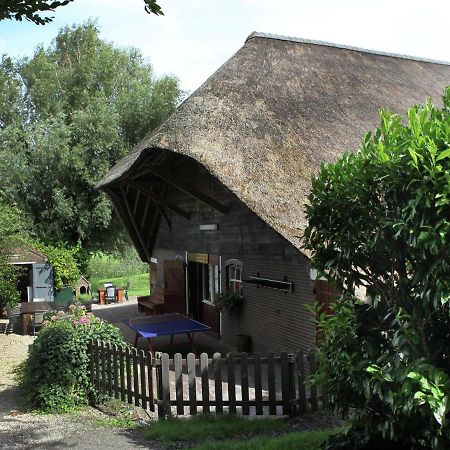 Quaint Farmhouse Near River In Oosterwijk Leerdam Eksteriør bilde